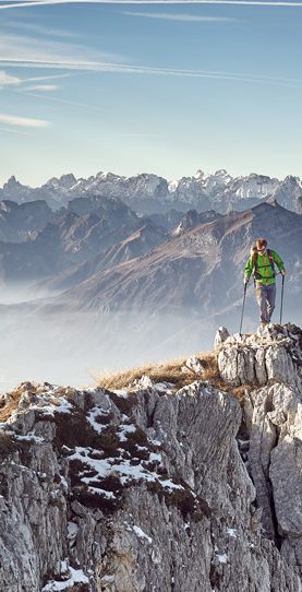 Felix Wölk – Story Hike & Fly Magazinveröffentlichung in der FREEMEN´s WORLD, Bergsteiger auf Grat, Gleitschirm auf dem Rücken